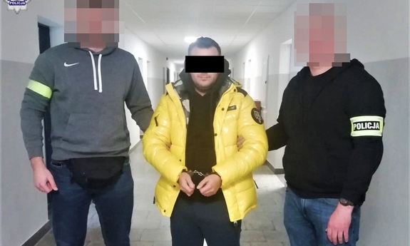 dwaj nieumundurowani policjanci z zatrzymanym w kajdankach