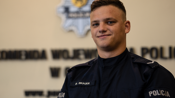 Umundurowany policjant