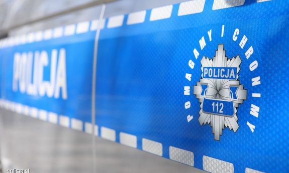 gwiazda policyjna i hasło pomagamy i chronimy na drzwiach radiowozu