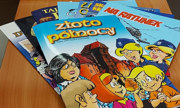 komiksy leżące na stole