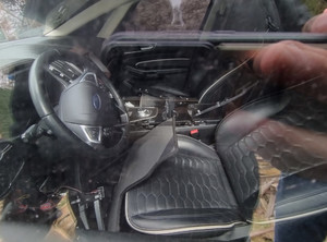 zdjęcie wnętrza samochodu, siedzenia przednie