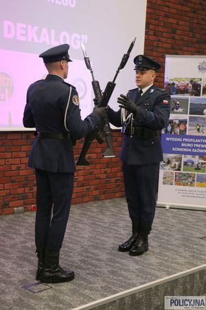 Pokaz synchroniczny karabinkiem MSBS w wykonaniu dwóch policjantów