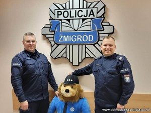 Na zdjęciu Dawid Cepa oraz Daniel Bogdał w mundurach policyjnych z policyjną maskotką Komisarzem Lwem