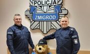 Na zdjęciu Dawid Cepa oraz Daniel Bogdał w mundurach policyjnych z policyjną maskotką Komisarzem Lwem