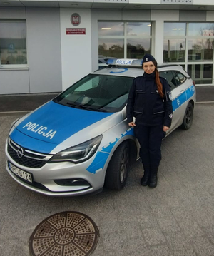 policjantka przy radiowozie