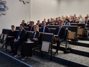 siedzący na sali uczestnicy spotkania