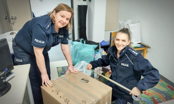 dwie policjantki podczas pakowania paczki