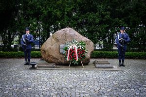 warta honorowa przed obeliskiem „Poległym Policjantom - Rzeczpospolita Polska”