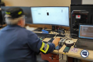 policjant CBZC siedzi przed komputerem i sprawdza jego zawartość