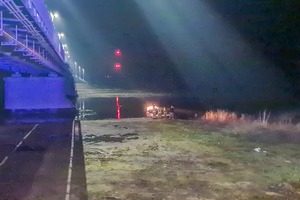funkcjonariusze przy łodzi cumującej przy brzegu - pora nocna