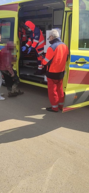 ratownicy przyjmują odnalezioną starszą Panią do ambulansu