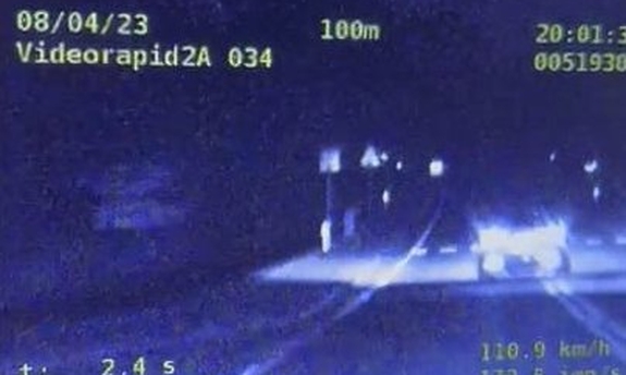 &quot;Na zdjęciu widoczny jest ekran policyjnego wideorejestratora, na którym widać moment wyprzedzania przed przejściem dla pieszych