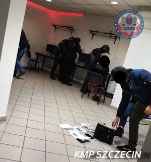policjanci w trakcie zabezpieczenia nielegalnego salonu gier