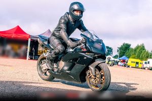Zdjęcie przedstawia motocyklistę.