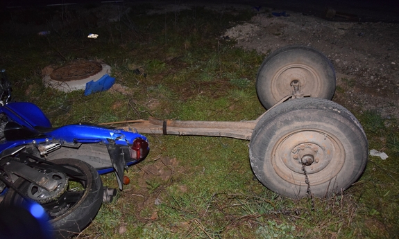 miejsce  wypadku drogowego, rozbity motocykl oraz fragmenty konstrukcji wozu drewnianego