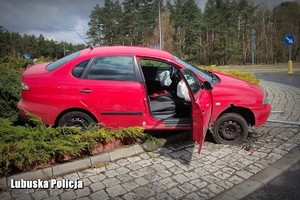 auto osobowe koloru czerwonego na środku ronda