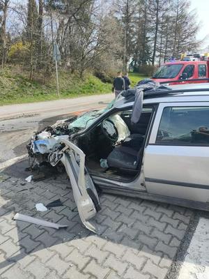 Rozbity samochód od boku, ma otwarte drzwi i widać wybite poduszki powietrzne