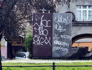Napisy na pomniku