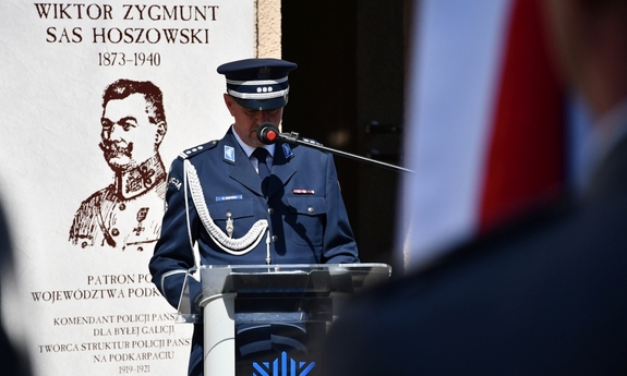 Policjanci i zaproszeni goście podczas uroczystości 150 rocznicy urodzin patrona podkarpackiej Policji. Uczestnicy na placu przed budynkiem Komendy Wojewódzkiej Policji w Rzeszowie