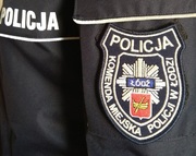 mundur na którym znajduje się napis policja i naszywka z napisem Komenda Miejska Policji w Łodzi oraz herbem Łodzi umieszczonym na gwieździe policyjnej