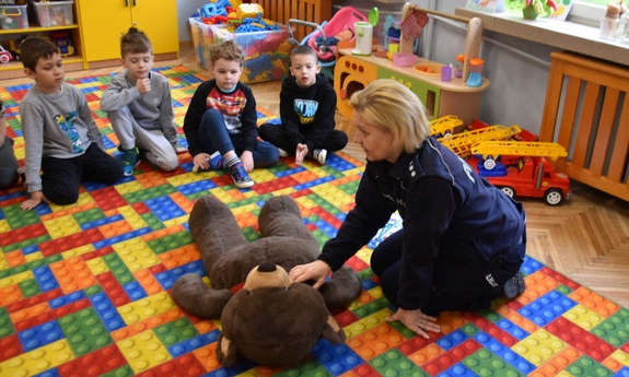 policjantka z dziećmi