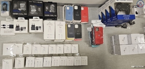 zabezpieczone przez policjantów akcesoria do telefonów komórkowych