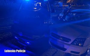 policyjny radiowóz i opel, który w niego uderzył