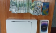 odzyskane mienie z kradzieży: dwa telefony, laptop i pieniądze