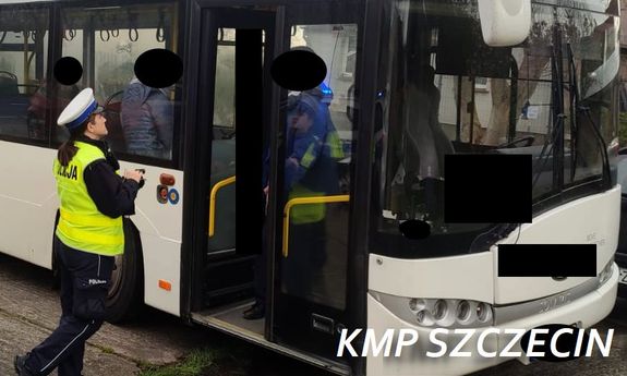 policjantka ruchu drogowego stoi przed wejściem do autobusu