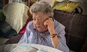 Seniorka rozmawia przez telefon