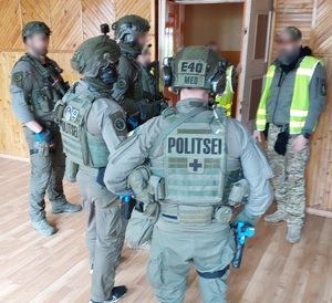 Policyjni kontrterroryści w trakcie ćwiczeń