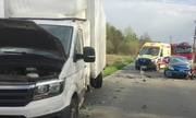 wypadek drogowy w Chełmku uszkodzony samochód renault oraz dostawczy w tle karetka i wóz strażacki