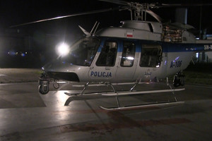 Policyjny śmigłowiec na przyszpitalnym lądowisku po nocnym lądowaniu.