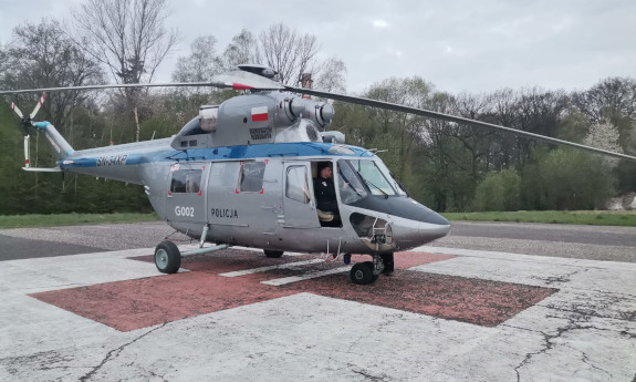 Śmigłowiec Sokół na lądowisku, w kabinie siedzi pilot.