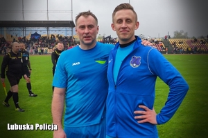 dwaj mężczyźni w strojach sportowych na boisku piłkarskim
