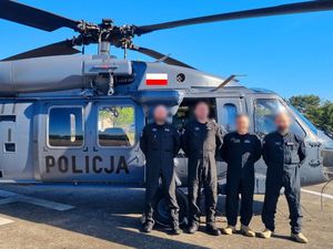 policyjny śmigłowiec Black Hawk wraz polskimi lotnikami