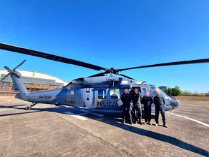 policyjny śmigłowiec Black Hawk wraz załogą