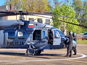 policyjny śmigłowiec Black Hawk podczas startu z płyty lotniska