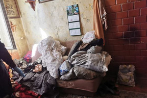 Pokój w mieszkaniu seniorki przed interwencją wolontariuszy