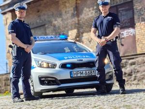 na zdjęciu policjanci pilotujący 11-latka do szpitala