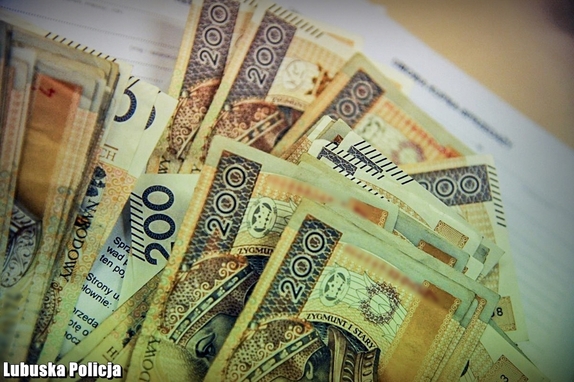 leżące banknoty 200 złotowe