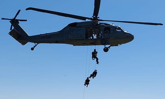 ćwiczenia w Mołdawii z wykorzystaniem policyjnego śmigłowca S-70i Black Hawk pod czujnym okiem instruktorów z CPKP &quot;BOA&quot;