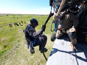 ćwiczenia w Mołdawii z wykorzystaniem policyjnego śmigłowca S-70i Black Hawk pod czujnym okiem instruktorów z CPKP &quot;BOA&quot;