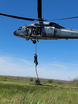 ćwiczenia w Mołdawii z wykorzystaniem policyjnego śmigłowca S-70i Black Hawk pod czujnym okiem instruktorów z CPKP &quot;BOA&quot;