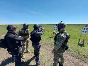 ćwiczenia w Mołdawii z wykorzystaniem policyjnego śmigłowca S-70i Black Hawk pod czujnym okiem instruktorów z CPKP &quot;BOA&quot;