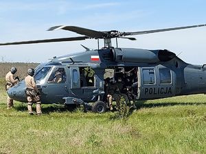 ćwiczenia w Mołdawii z wykorzystaniem policyjnego śmigłowca S-70i Black Hawk pod czujnym okiem instruktorów z CPKP &quot;BOA&quot;