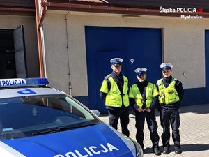 zdjęcie przedstawia trzech umundurowanych policjantów ruchu drogowego