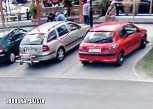 zdjęcie z monitoringu, na którym policjant ratuje życie nieprzytomnemu mężczyźnie