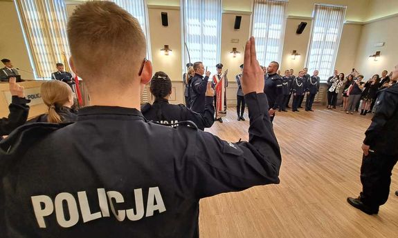 Zdjęcie przedstawia policjantów podczas ślubowania