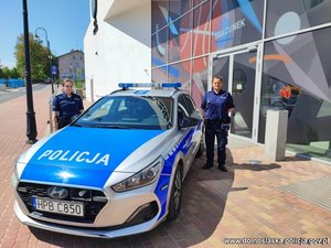 Na zdjęciu radiowóz i dwie policjantki